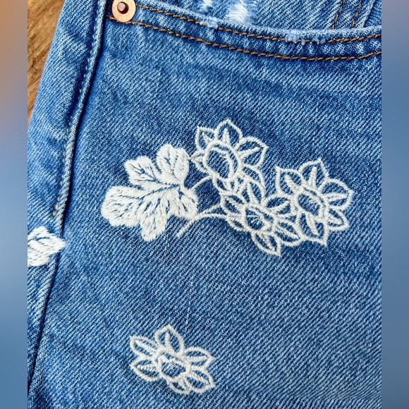 Authentic Levi’s 501 Jean Shorts with Floral Embroidery - Size 26 - Picture 4 of 11